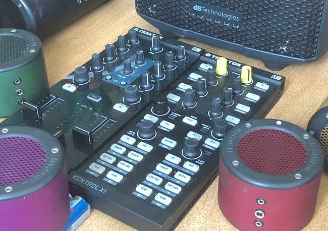 USB-powered-DJ-mixer-Traktor-Z1